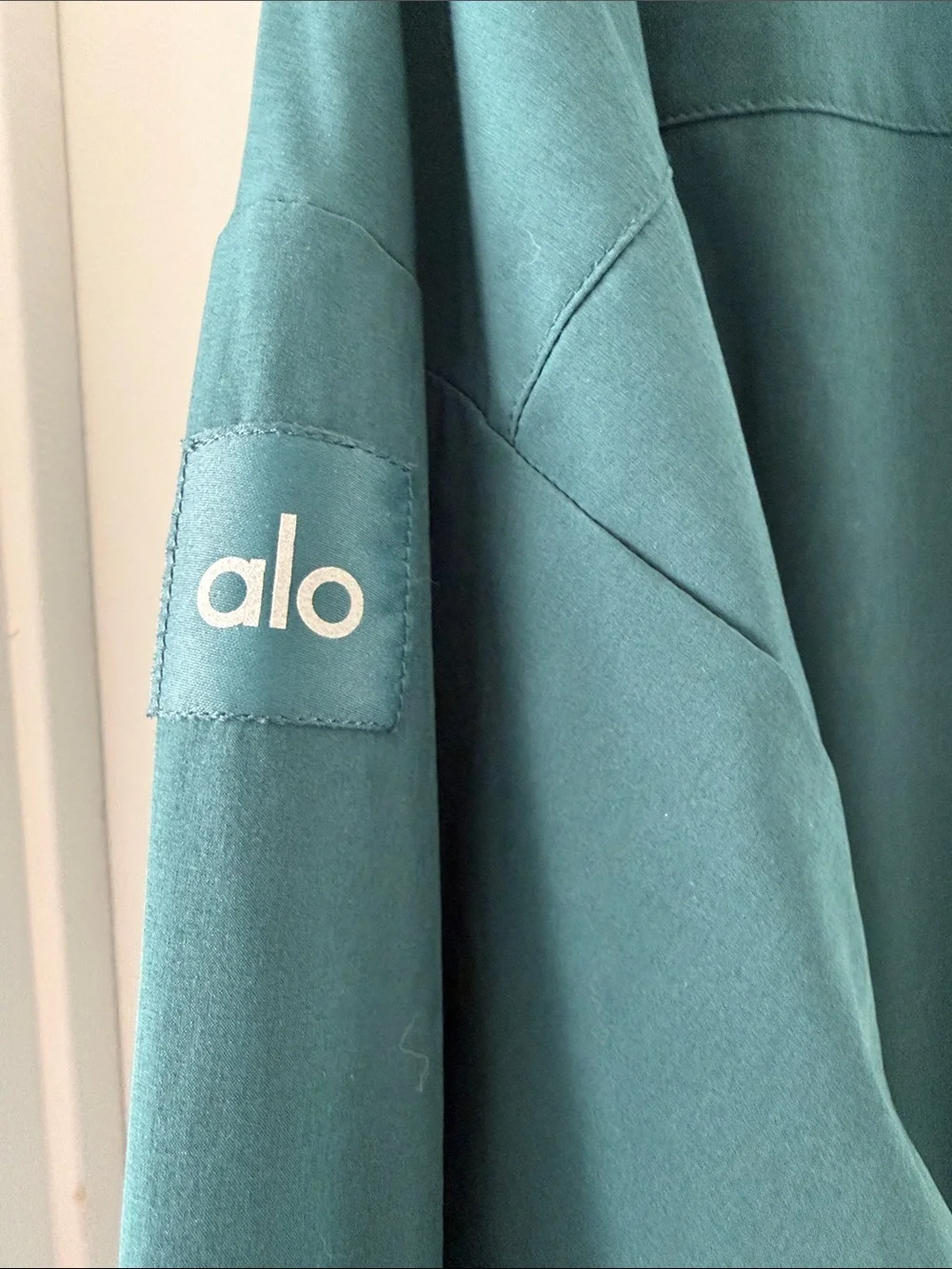 Alo yoga cropped elevation cover up, XS midnight green